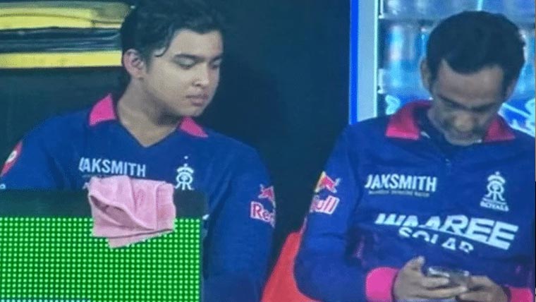 آئی پی ایل ٹیم منیجر ڈگ آؤٹ میں  موبائل استعمال کرتے پکڑے گئے 