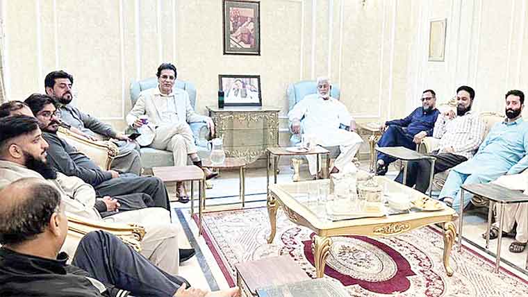 حکمران اپنی تشہیر کیلئے قومی خزانہ لٹا رہے ہیں :عمر ڈار 