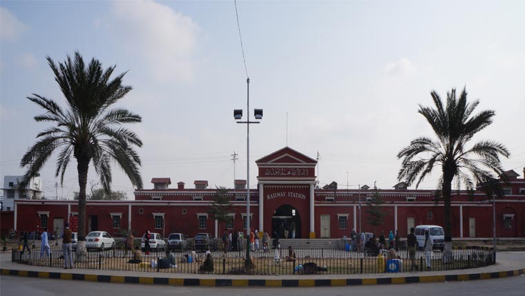 ریلوے سٹیشن روڈ پر غیر قانونی ٹیکسی سٹینڈ، ٹریفک جام معمول 