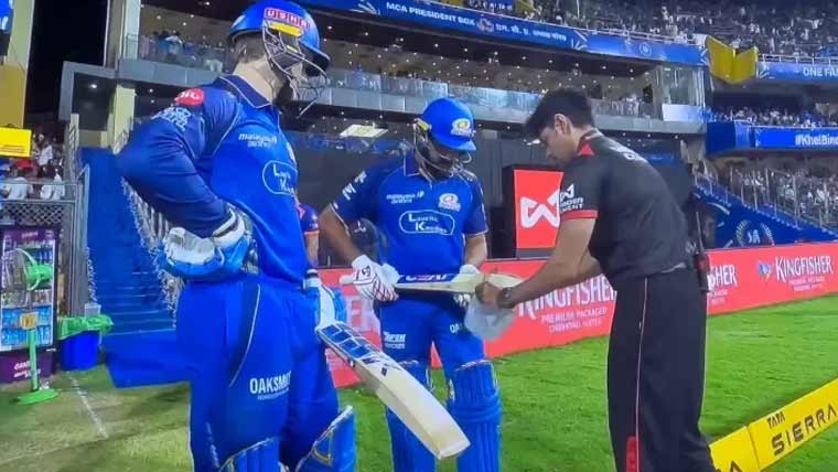 آئی پی ایل میں روہت شرما  کے بلے پر تنازع کھڑا ہو گیا 