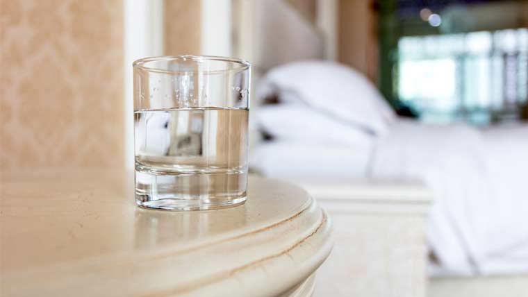 رات کو سونے سے قبل پانی پینے کے فوائد اور نقصانات 