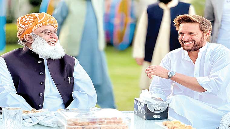 مولانا فضل الرحمن کی شاہد آفریدی سے ملاقات، ملکی حالات پر تبادلہ خیال 