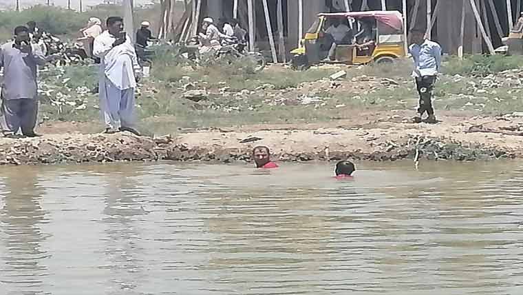  اروپ: 2 کمسن جڑواں بھائی  جوہڑ میں ڈوب کر جاں بحق 