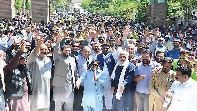  میونسپل کارپوریشن کے ڈیلی ویجز ملازمین کا احتجاجی مظاہرہ 