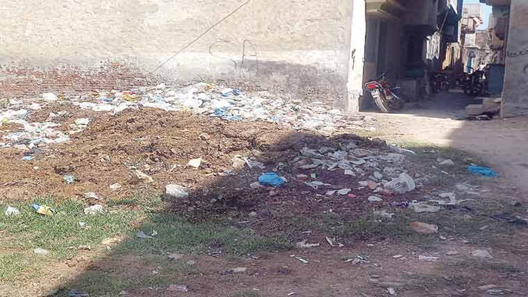 علی پورچٹھہ:پلاٹ کچرا کنڈی ،گلیاں پانی میں ڈوب گئیں