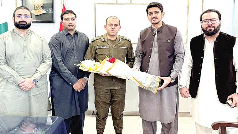 ڈی پی او عمر فاروق سے صدر  گجرات چیمبر احمد حسن کی ملاقات 