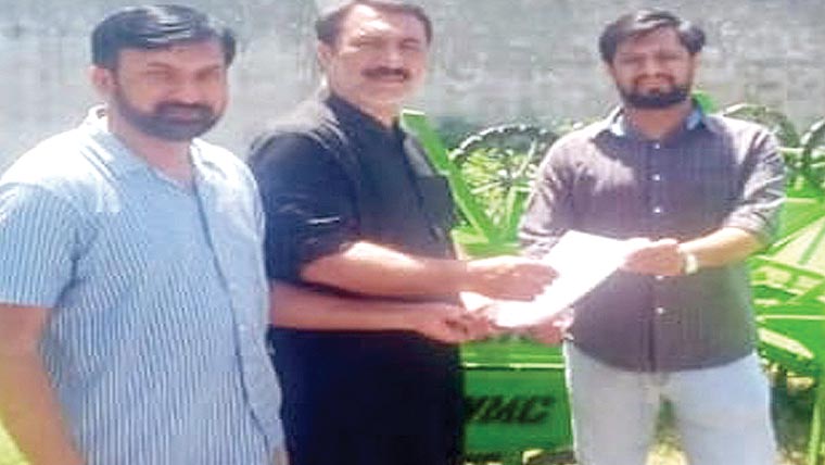 وزیرآباد:ڈور ٹو ڈور کوڑا کو لیکشن  کیلئے ورکرز میں ہتھ ریڑھیاں تقسیم 