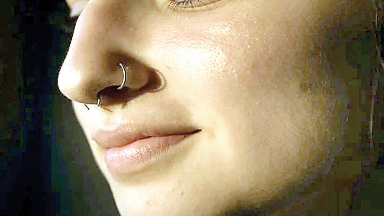 ناک کی بالی کا حصہ خاتون کے پھیپھڑے میں پھنس گیا