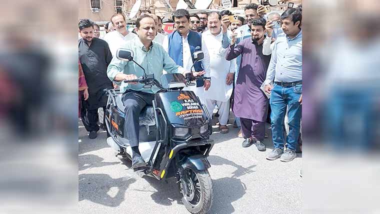 کے ایم سی ویجی لینس اسکواڈ کو الیکٹرک بائیکس فراہم