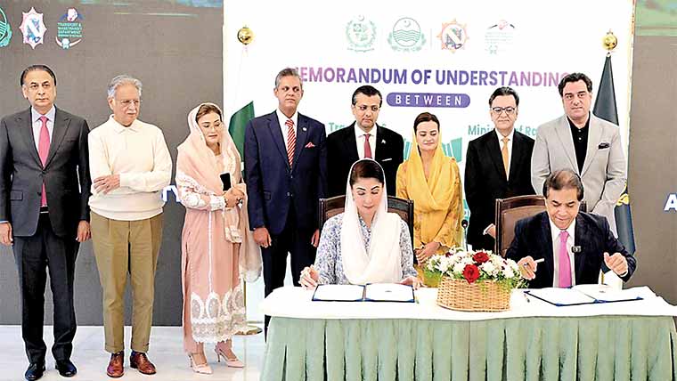 پنجاب حکومت اور ریلویز میں نئی ٹرینیں چلانے کا معاہدہ : مریم نواز کی مزید 10 اضلاع کیلئے الیکٹرو بسوں کی منظوری 