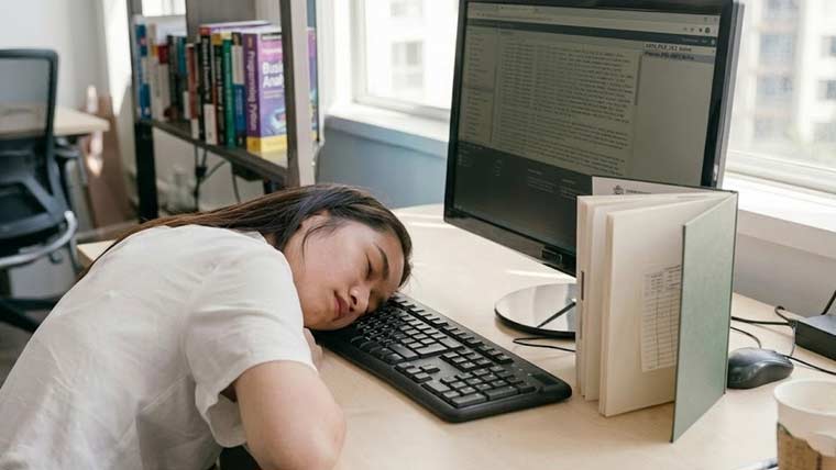 تنخواہ سے ناخوش خاتون کا دفتر میں 5گھنٹے سوکر احتجاج 