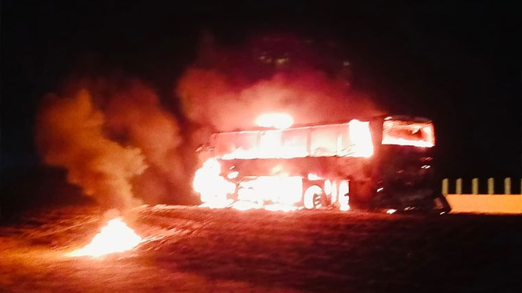 موٹر وے :چلتی بس آگ  بھڑکنے سے جل کر تباہ  مسافر وں کو بحفاظت نکال لیا گیا