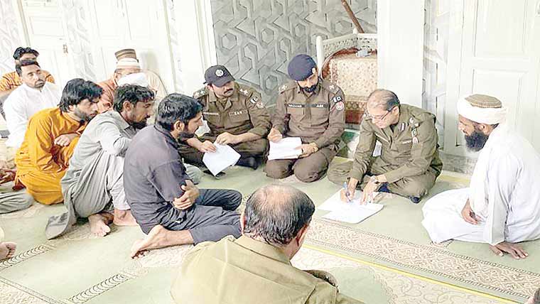 ڈی پی او چنیوٹ کی مسجد میں کھلی کچہری،مسائل سنے 