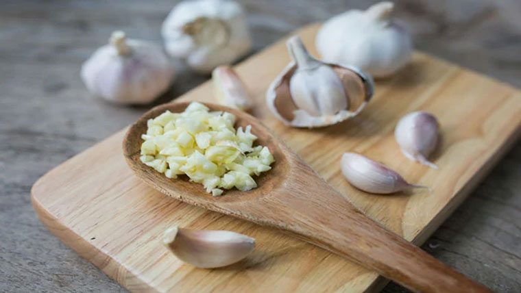 کچے لہسن کے دل سے ہاضمے تک صحت پر حیران کن فوائد