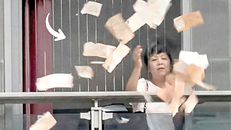 شوہر سے جھگڑ کر کر بیوی نے کھڑکی سے نوٹ لٹادئیے