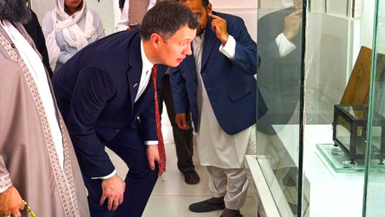 برطانوی ہائی کمیشن کے آفس  سربراہ کابادشاہی مسجد کادورہ 