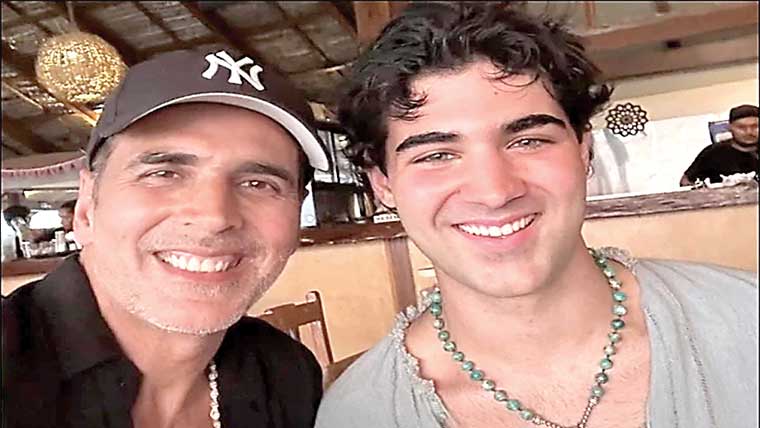 بیٹا آرو بھاٹیا محض 4500 روپے ماہانہ تنخواہ پر کام کررہا:اکشے کمار