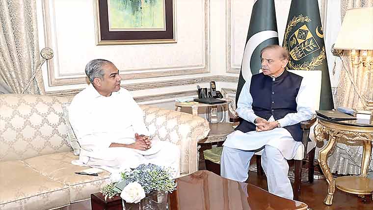 وزیراعظم کی سہ ملکی دورہ مکمل کرکے لاہور آمد