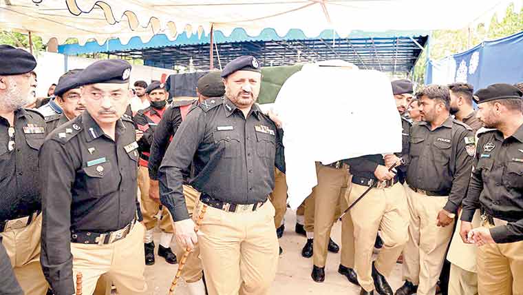 چھالیہ کے اسمگلروں کی گاڑی کی ٹکر سے پولیس اہلکار شہید ،ملزمان گرفتار