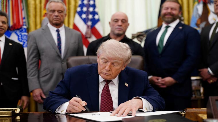  طبی تحقیق اور ادویات تک  آسان رسائی،ٹرمپ نے  ایگزیکٹو آرڈر پر دستخط کر دئیے