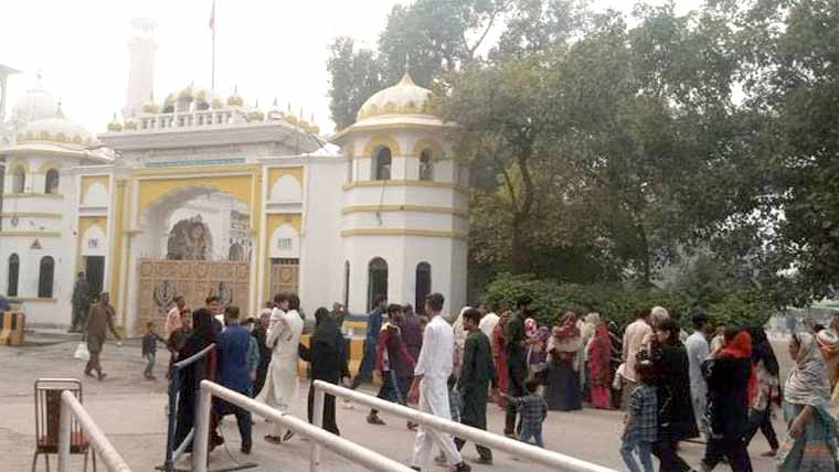  یاتریوں کی ڈیرہ صاحب لاہور میں حاضری ، عبادات ادا