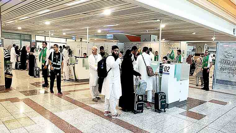کراچی ، لاہور سے 2 پروازیں  500 عازمین لیکر مدینہ پہنچ گئیں