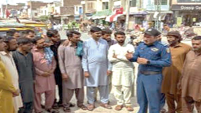 چنیوٹ: ڈرائیوروں کو ٹریفک قوانین  روڑ سیفٹی کے حوالے سے آگاہی دی گئی 