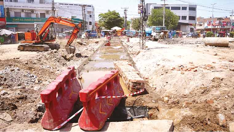 ملت روڈ پر سیوریج و ڈرینج لائنوں کی مرمت ، آپریشن بحال