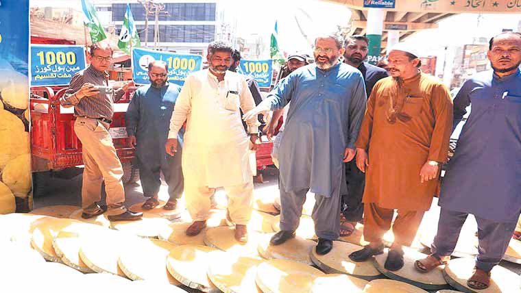 جماعت اسلامی کے تحت اورنگی میں مین ہول کور تقسیم