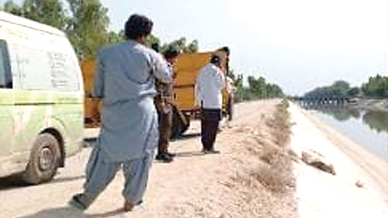 سنانواں میں مردہ مرغیوں سے بھرا ٹرک پکڑا گیا