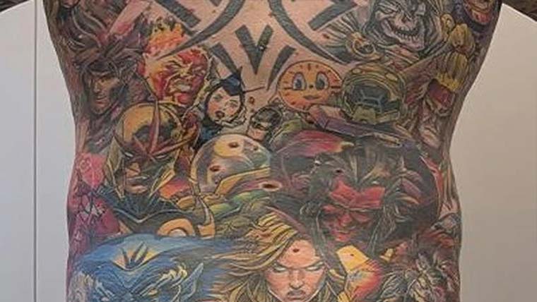 کامک کرداروں کے ٹیٹو جسم پر بنوانے والا برطانوی 