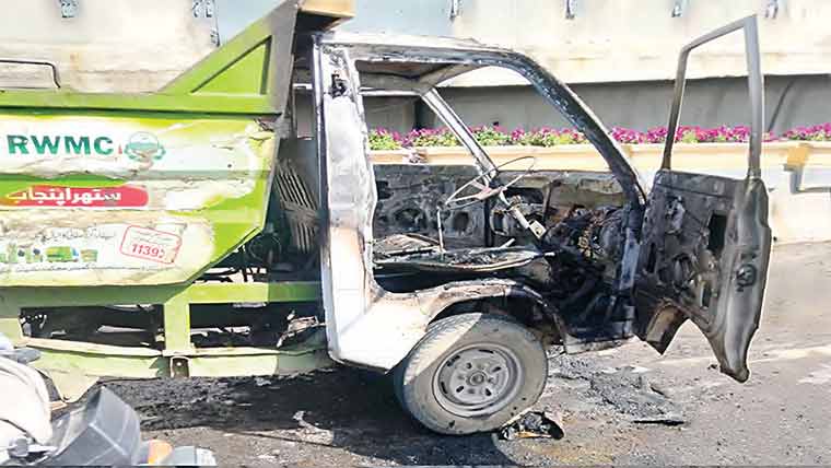 راولپنڈی ویسٹ مینجمنٹ کمپنی کی دو گاڑیاں جل کر راکھ 