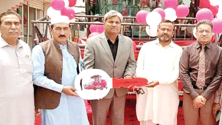  فنانسنگ پروگرام ، کسان کو کمبائن ہارویسٹر کی چابی دیدی گئی 