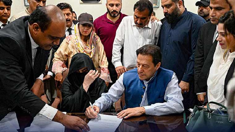 عمران خان اور بشریٰ بی بی سے  آج وکلا اور فیملی کی ملاقات کا دن 