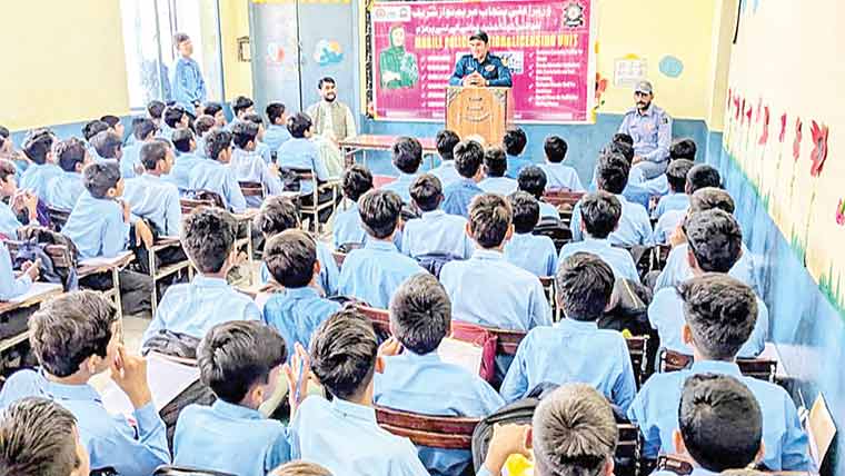  سکول کے بچوں کو ٹریفک  قوانین سے آ گاہی دی گئی 