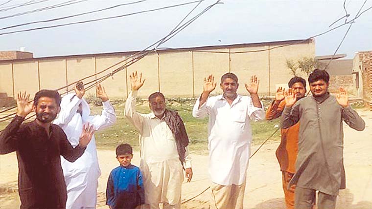 نذیر ٹاؤن میں لٹکتے تار خطرہ بن گئے ، مکینوں کا احتجاج