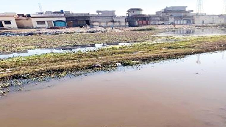 جامکے چٹھہ:نکاسی آب کا نظام نہ ہونے سے گلیاں زیر آب 