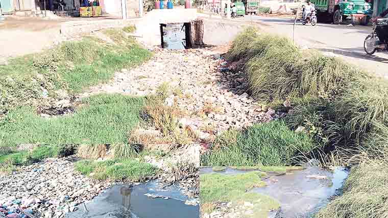 بھلوال میں نالہ گندگی سے بھرا انتظامیہ کو نظر نہیں آتا