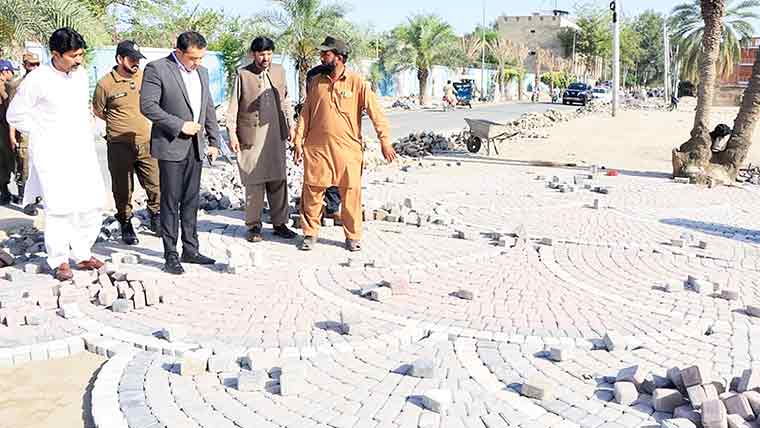ڈپٹی کمشنر فوڈ سٹریٹ، پارکنگ ایریا  اور ٹف ٹائلز کی تنصیب سمیت دیگر  تعمیراتی کاموں کا معائنہ 