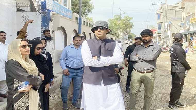 ڈپٹی کمشنرگوجرانوالہ کا کڑیال روڈ پر تعمیراتی کاموں کا جائزہ 