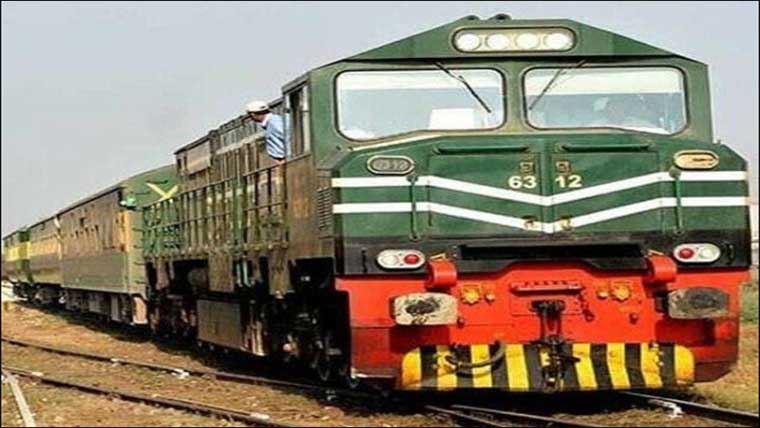 میانوالی ایکسپریس  حادثے سے بال بال بچ گئی 