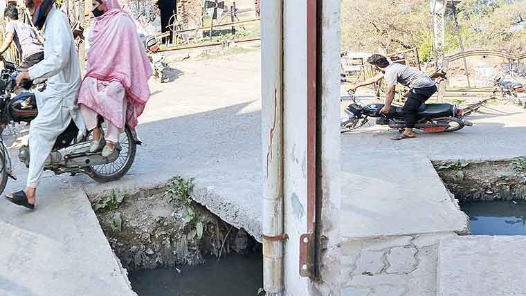  سمبڑیال ریلوے پھاٹک کے قریب گندے نالے پر حفاظتی سلیبیں نہ ہونے سے حادثات