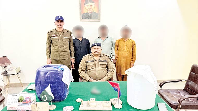 غیر قانونی اسلحہ، چرس ،شراب برآمد،7 ملزمان گرفتار 