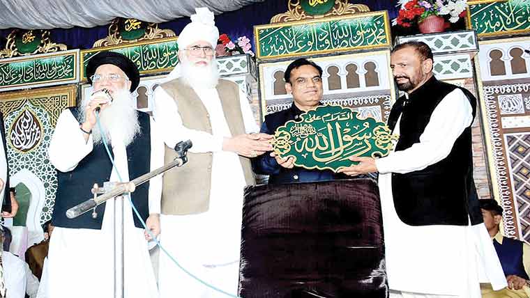 مرکزی نعت کونسل پاکستان کے صدر  چوہدری خالد اقبال کو سیوینئر پیش 