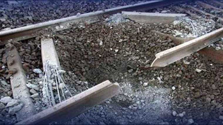 سبی میں دہشتگردوں نے دھماکا خیز مواد سے ریلوے ٹریک اڑا دیا 