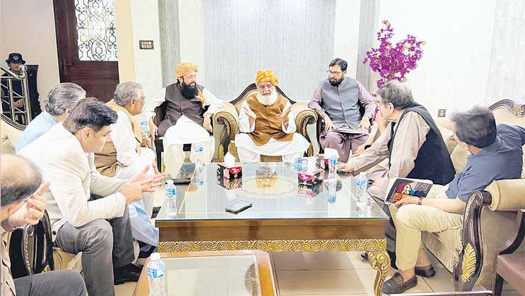  خلیجی ممالک کو سوچنا ہوگا امریکی اڈے نقصان کا باعث ہیں : فضل الرحمٰن