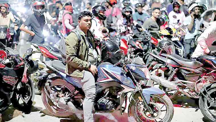 بنگلہ دیش: پٹرول کیلئے لمبی قطاروں میں انتظار کرنیوالوں کی بھرتی