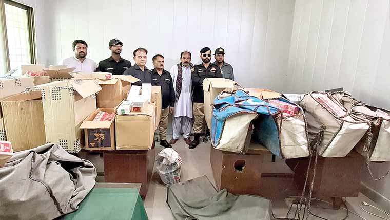 فرنیچر شوروم سے لاکھوں روپے کے نا ن کسٹم سگریٹ برآ مد 