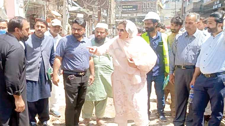 ڈپٹی کمشنر کا اقبال منزل اور ملحقہ بازار میں  میونسپل سروسز کی اپ گریڈیشن کا جائزہ 