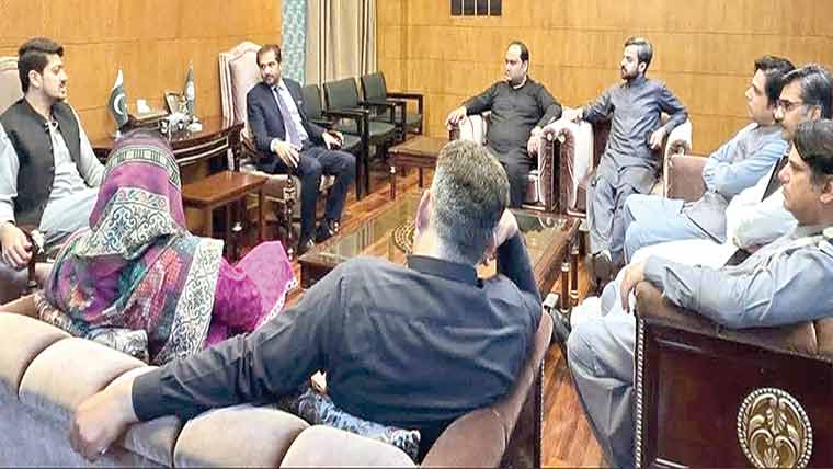 گجرات چیمبر کے صدر کی قومی بینک کے حکام سے ملاقات 